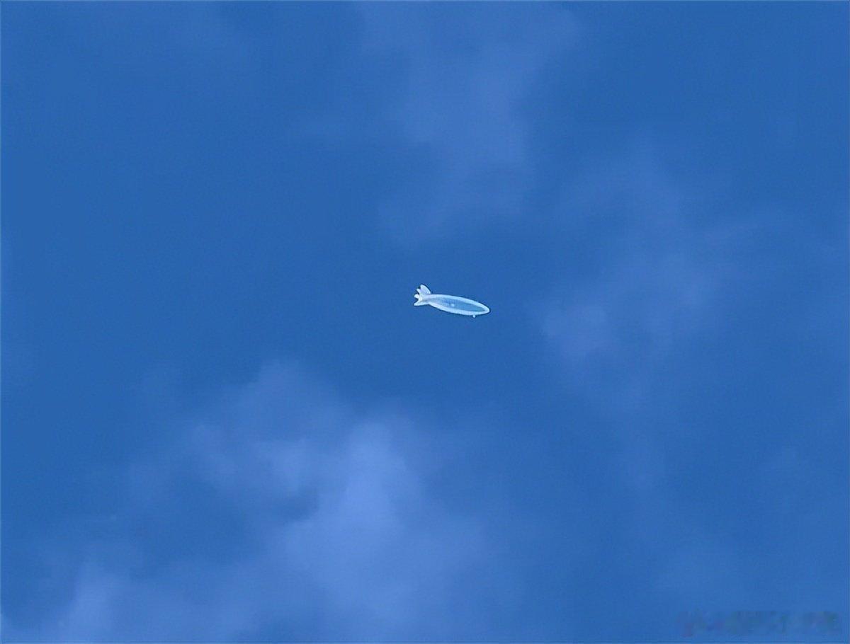 #都江堰上空现不明飞行物#
四川天空拍到神秘飞艇状物体，悬停半空一动不动！
大量市民早起实拍，画面传到网上直接冲上热搜。
气象部门明确说了：不是气象探空气球！
很多网友猜测是系留浮空艇，用来做环境监测的设备。
科普一下：不明飞行物不等于外星飞碟，一切以官方通报为准！ ​
