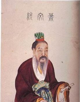 萧何：大汉第一“后勤部长”的躺赢人生

各位看官，今天咱们来聊聊一位“闷声发大财”的狠角色——萧何。这位老兄在汉初“创业天团”里，既不像刘邦那样会耍流氓，也不像韩信那样能打打杀杀，更不像张良那样玩“修仙遁走”。但他愣是靠着“算账”和“搬家”两门绝活，混成了西汉开国第一功臣。你说气不气人？

一、秦朝
