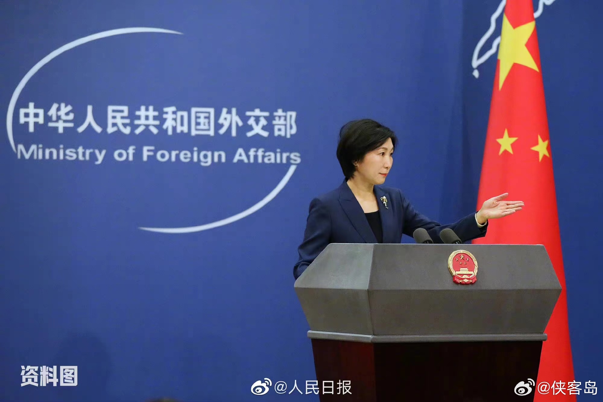 【日本稀土钇库存将耗尽 外交部：中方依法依规对日本实施出口管制】10月21日，外交部发言人毛宁主持例行记者会。有记者问：日本稀土钇库存仅够支撑数月，已请求美国帮忙劝说中方放宽相关出口管制。中方有何评论？

对此，毛宁表示，中方依法依规对日本实施出口管制，目的是制止日本“再军事化”和拥核 ​