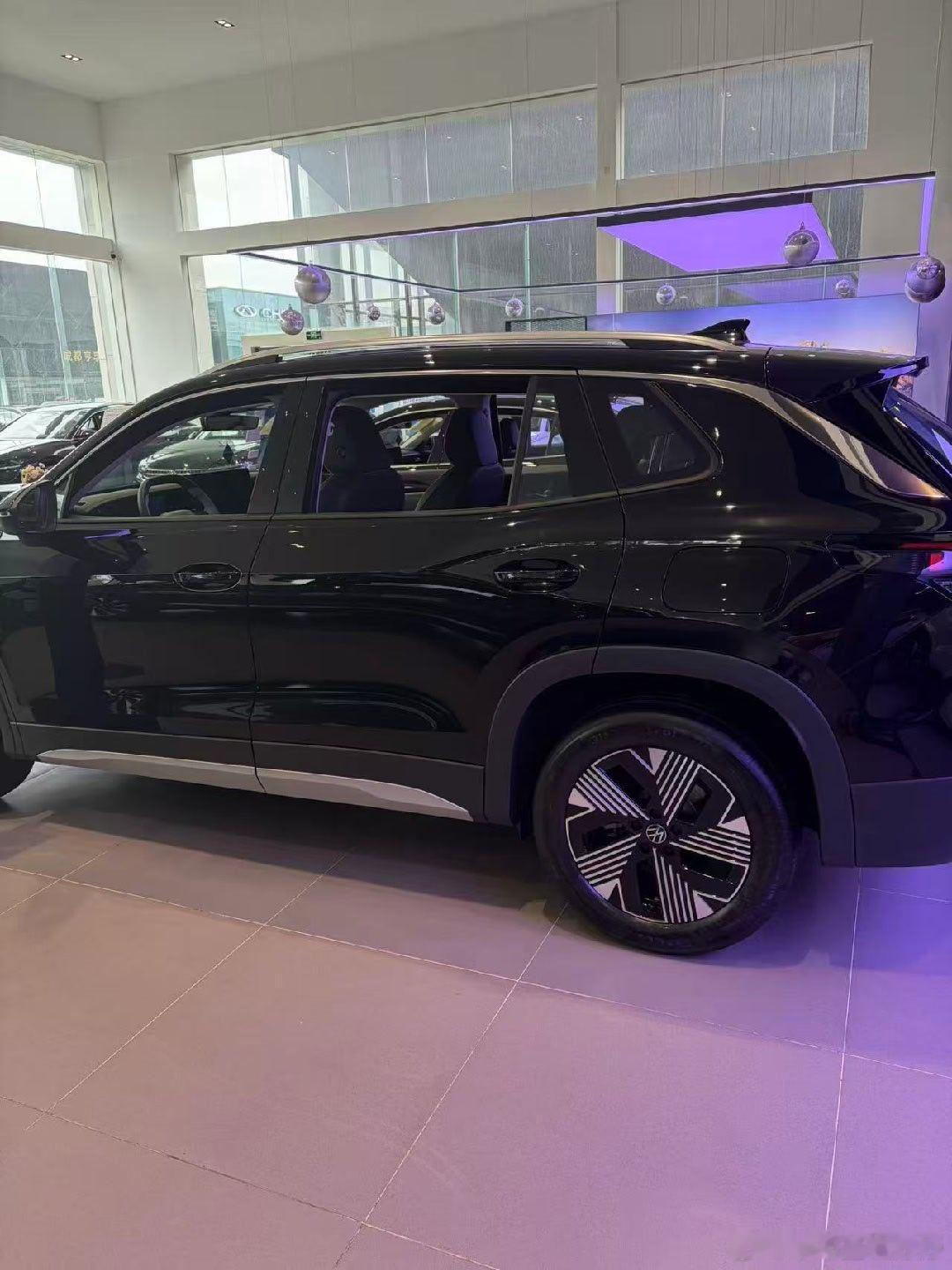 一汽-大众探岳L PHEV搭载第二代黄金超混系统，塑造德系插混家用SUV，适配通勤代步、长途自驾多元出行场景。
化解插混能耗顾虑，1.5T混动发动机搭配P1+P3双电机架构，传动效率97%，可加注92号汽油。CLTC纯电续航145km，实现通勤零油耗；亏电油耗表现出众，满油满电综合续航1430km。支持直流快充与3.5kW ​