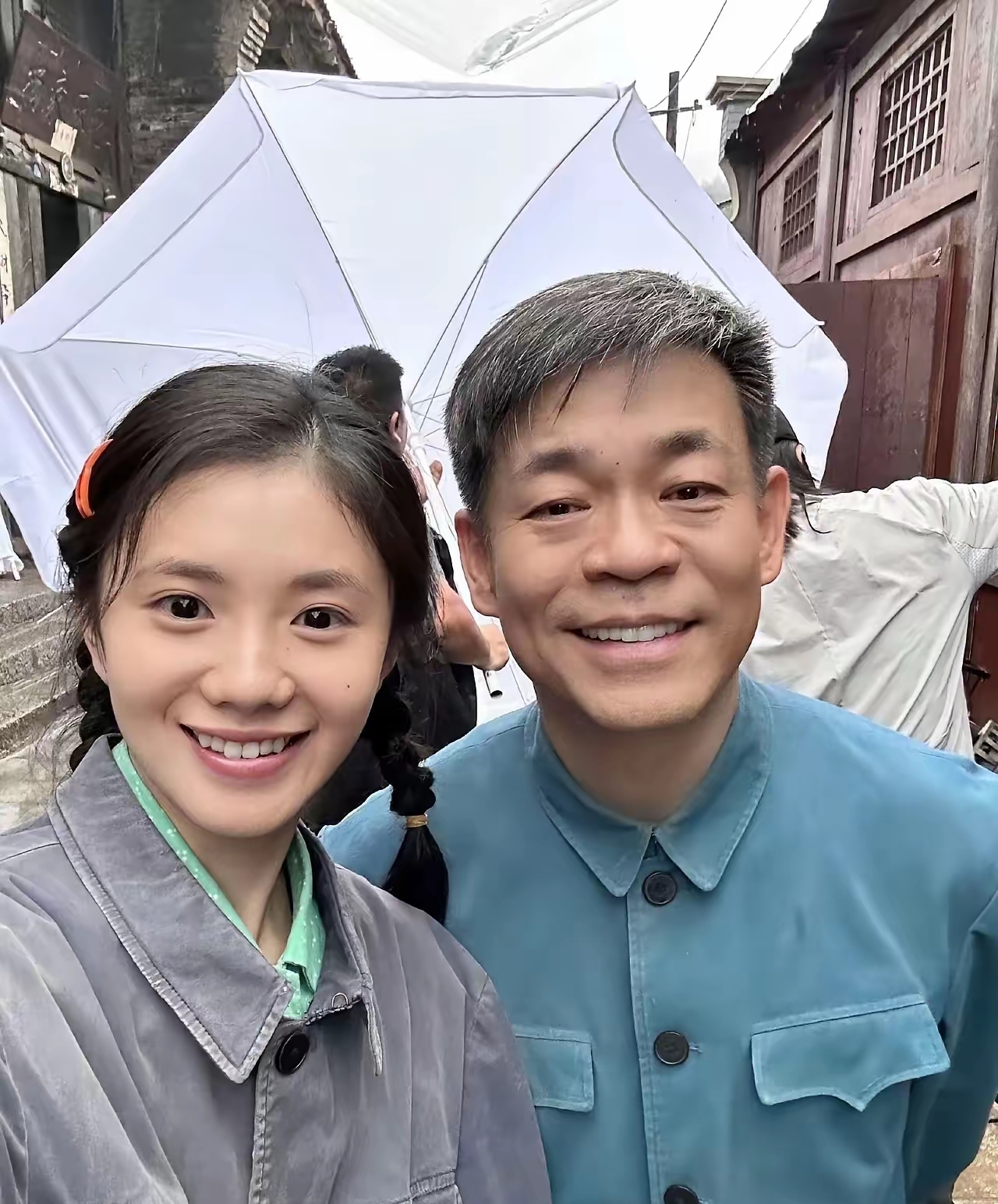 孙浩，引发热议。
​8月25日，58岁的孙浩，冲上热搜，没想到，刘浩存被造黄 谣后，孙浩第一个现身评论区，一个细节透露出真实人品。

这年头，能在风口浪尖第一个站出来的人，不多了。

事情得从头说。8月24日凌晨，电视剧《主角》的女二号韩沛颖开了场直播。评论区有人让她“爆刘浩存的瓜”。她张口就来，说