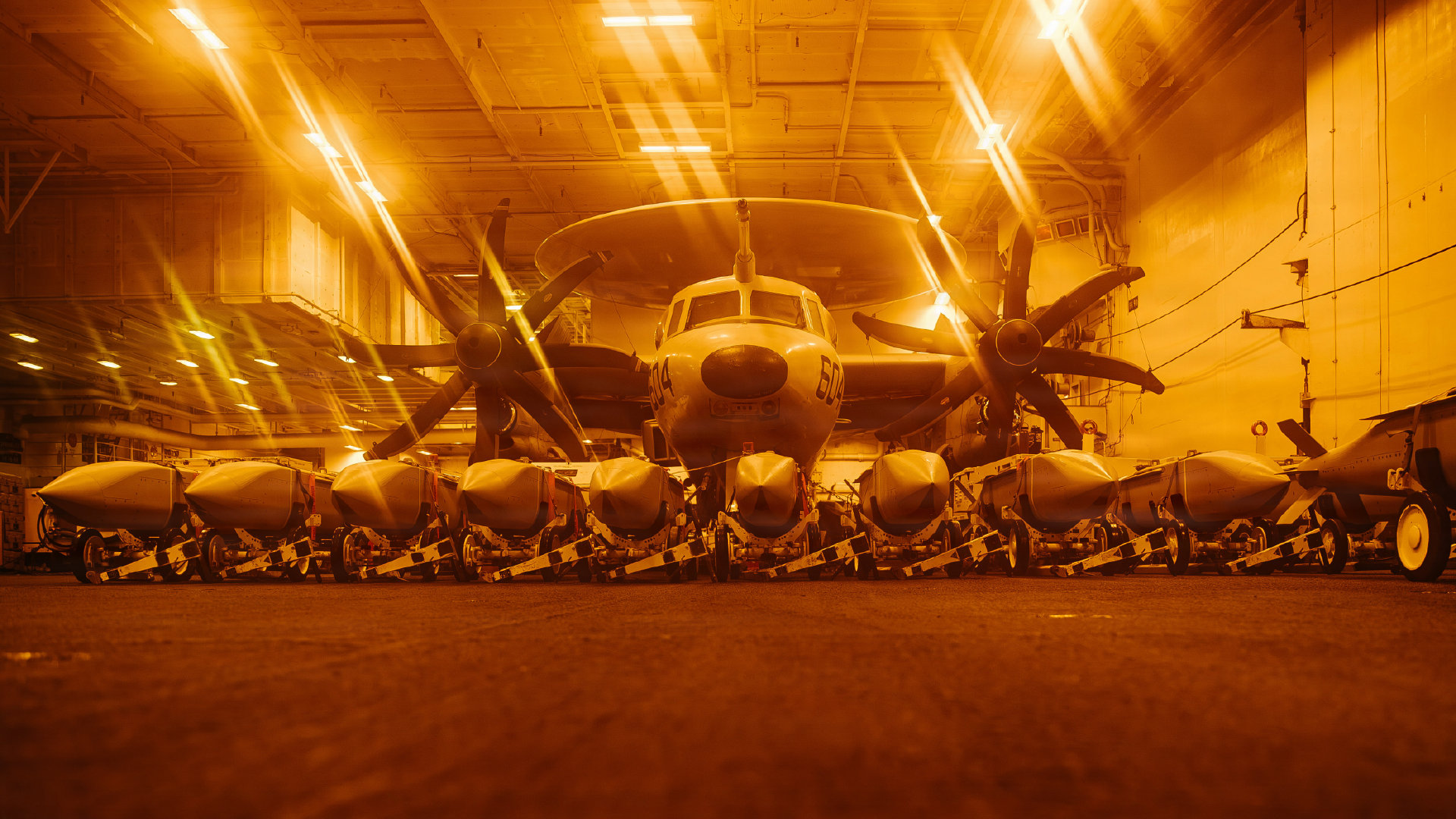 美军尼米兹级航母“乔治·华盛顿”号（CVN73）于2026年9月1日开展弹药作业，该舰目前部署至美第五舰队责任区，为干涉中东地区海上安全与稳定提供支援。#烽火问鼎计划##热点观点# ​