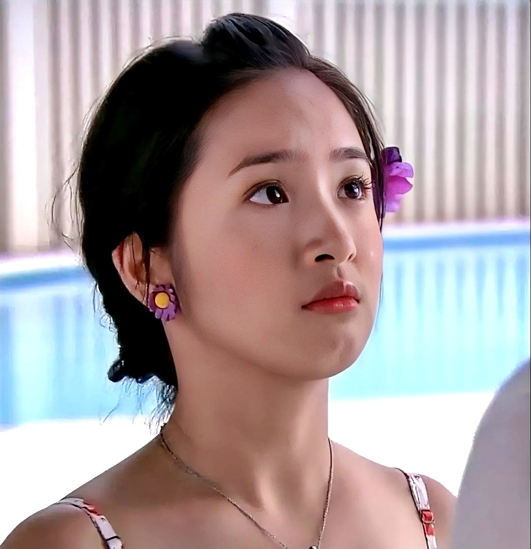 晚上坚决不给女儿打视频，林依晨连连摆手，死活不肯按那个通话键。

不是不想，是真不敢。白天连轴转录节目，拿着手机好不容易熬到天黑有空歇会儿，她硬生生把念想掐断了。

王星越随口问起，她才透了底。就怕屏幕一亮，孩子看到妈妈直接憋不住掉眼泪。带着一肚子委屈睡觉，当妈的隔着屏幕没法抱，心里更像针扎。

她