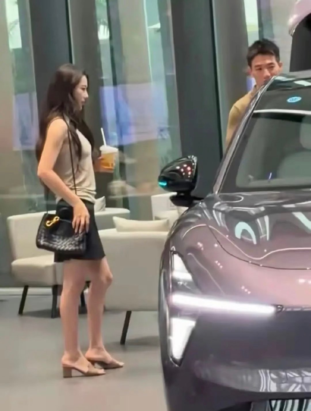 张馨予和老公何捷在广州看车，很女人的女人，很男人的男人。有点像爱的迫降里孙艺珍和玄彬的感觉 ​