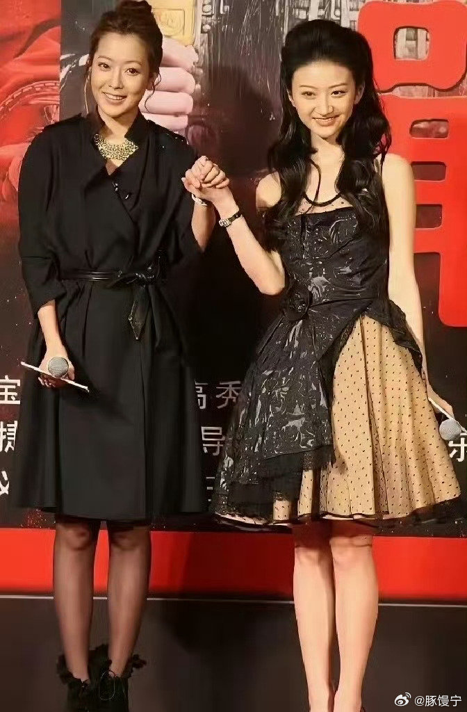 当年《战国》宣传期，景甜和金喜善的合影。那时候金喜善成名已久了，景甜才刚出道，星味儿藏都藏不住。 ​