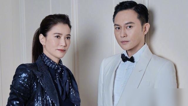 张智霖把前女友请上台合唱，袁咏仪就坐台下举着手机拍。
佛山演唱会，许秋怡时隔15年再站他旁边，经典对唱一响，全场炸了。镜头切给袁咏仪，她笑着拍，手都没抖一下。
更狠的是后半场，张智霖悼念刚走的挚友，台上哭到唱不下去，说以后打麻将三缺一。袁咏仪在台下跟着掉泪，妆都花了。
这女人，老公跟前任同台她