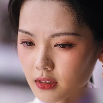 谭松韵刘学义那部剧里，演二小姐那姑娘，被男主当众“揭短”了。
说拍戏时哭戏太多，她入戏太深。关键是，镜头只拍她后脑勺，或者根本没特写，她也场场真哭，眼泪一点没省。
这姑娘叫吴甜甜，03年的，4岁被星探挖出来，拍了上百条广告，9岁就进组了。现在签在星莲，后面还压着《错世录》《江山大同》。
别人哭