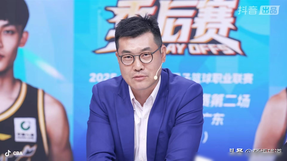 朱芳雨前脚刚交出实权，广东宏远96年的少东家就干了件砸碎CBA江湖规矩的大事。
8月26日，宏远突然发公告，全球海选总经理和首席球探。不找圈内熟人，不看论资排辈，直接向全社会要人。
操盘手陈浩峰是宏远第三代，哈佛硕士，干过投行。外界原本猜王仕鹏或周鹏会接班，全错。这位少东家根本不想玩功勋治军，他