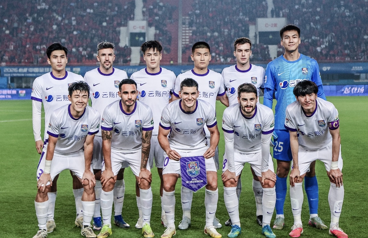控球71%却输给一脚凌空：津门虎1-0河南，保级卡位战杀出最冷一刀

河南主场航海体育场，昨晚差点被一声横梁响救回来。

第21分钟，王上源外围重炮，皮球砸在门柱与横梁交界弹回——全场最接近破门的机会，没了。 六分钟后，津门虎就用最狠的方式教了堂课：哈达斯左侧角球开到后点，谢蒂内不作调整，迎球凌空抽