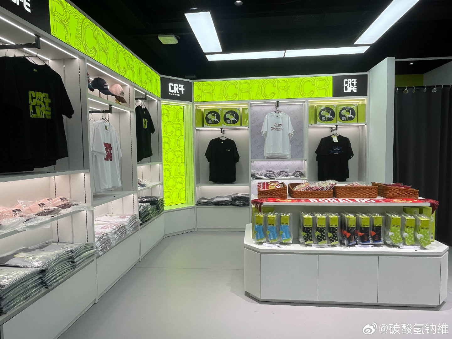 南京路太神秘了怎么还有c罗纪念周边店 ​