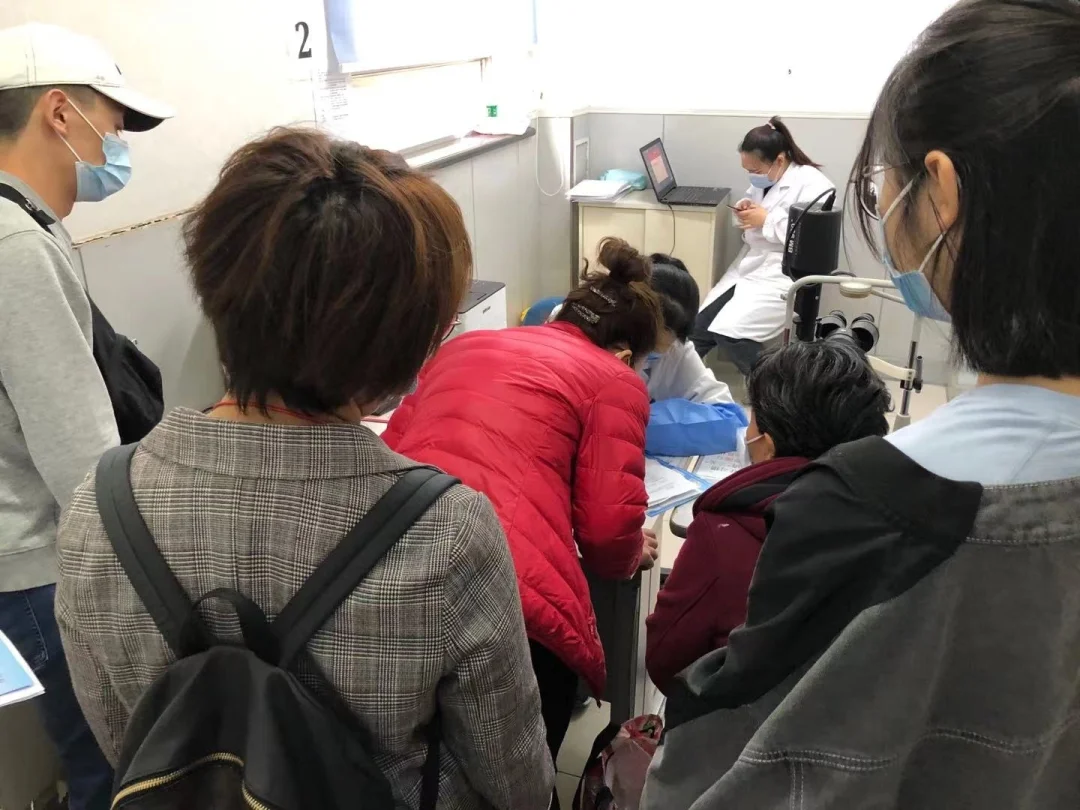 我今天上午出门诊，没有戴帽子，有位患者没认出来，进来好几回还问身边的患者：这是邓