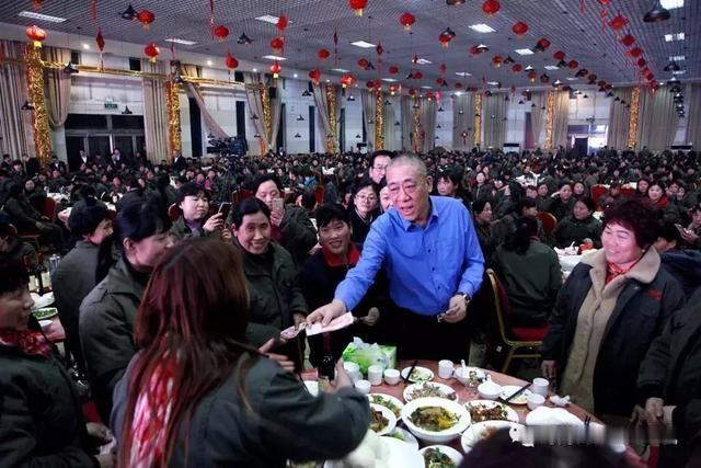 中秋佳节来临，河南矿山直接将一千六百多桌团圆宴席，整齐布置在企业厂房之内，邀请上万名员工、家属与合作人员齐聚厂区，共度中秋团圆时刻。
 
很多制造企业的中秋福利，大多只是发放物资礼盒，流程简单又常规。这家企业不一样，坚持举办中秋孝文化节，今年已经是第十三个年头。原本用于生产作业、机器轰鸣的宽敞厂房，