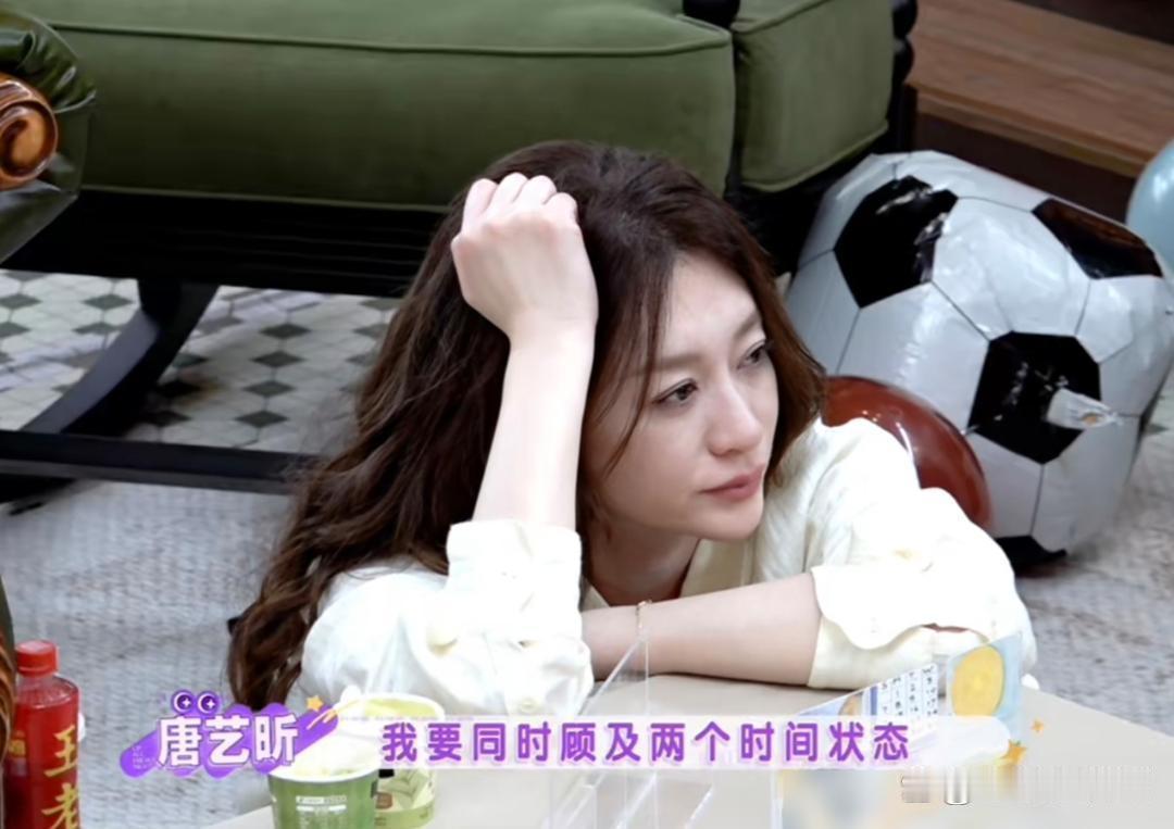 唐艺昕生完孩子那24小时，全是张若昀一个人扛的。
换尿布、哄睡、洗衣服，手都磨破了，没让月嫂插手。他说看着老婆手忙脚乱觉得好玩，转头就把活儿全揽了。
后来上节目，唐艺昕说最感谢他的一点，他从来不觉得带孩子是女人的事。只要在家，讲故事哄睡全归他。
这俩人搞的是错峰工作制，张若昀一年就接 ​