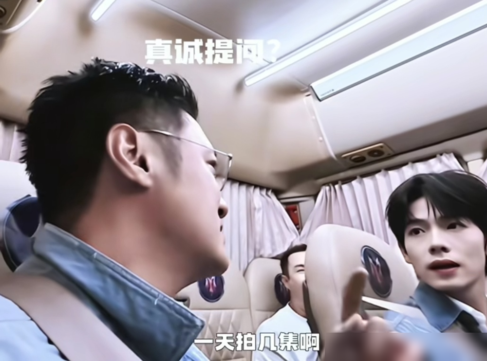 余文乐当场懵了，说一天拍一百多场戏，你跟我吹牛呢？
曾辉一点没慌，掰着手指头给他算：霸总短剧，一场戏就三五分钟，机位一摆，台词说完就过，一天一百场是常态，慢了才烧钱。小沈阳在旁边猛点头，补了句，我们那会儿拍戏，等光都比这时间长。
余文乐听完不说话了，表情像在重新理解这个行业。
港片黄金年代打磨