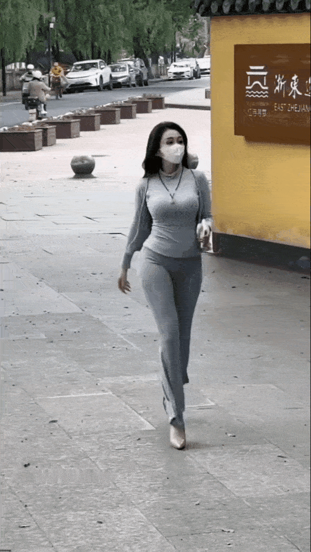 我一直以为灰色只有男人才能穿，没想到女人穿上灰色衣服也挺好看的。