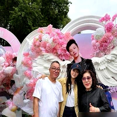陈乔恩连续十年去看望乔任梁父母，这份情谊真没几个人能做到
 

前几天对方冥诞，她又晒出三人的合照，搂着老人的样子自然得就像回自己家一样
 

说实话，娱乐圈里的真感情太少，能十年如一日把别人的父母当亲人照顾，这份记恩的劲头让人挺感动
 

就在去看望老人前不久，她还跟前经纪人隔空撕过一回
 

面