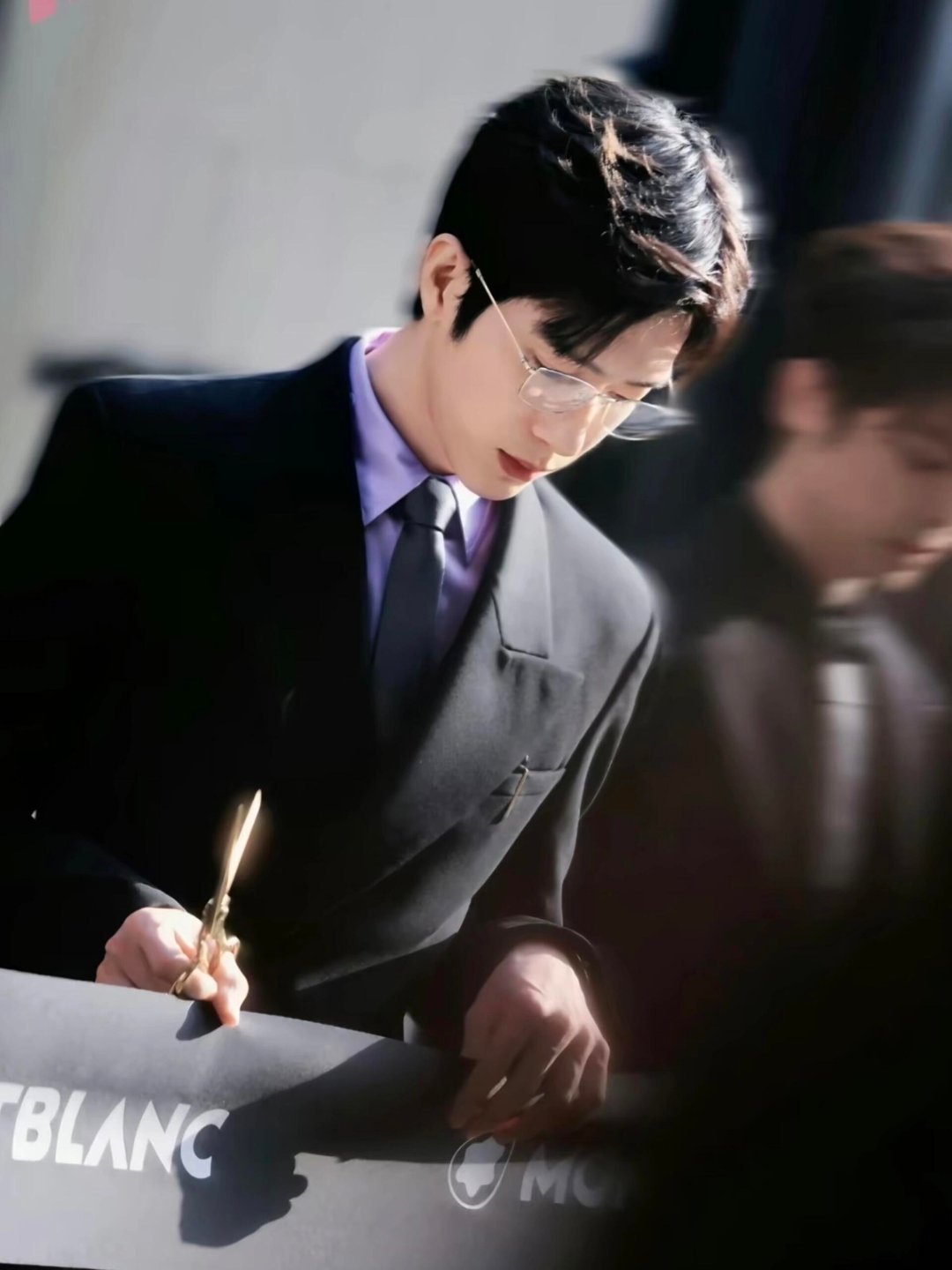 #井柏然双眼皮 年纪大了皮松了# 刷到井柏然双眼皮话题，才知道是眼皮松弛，直播辟谣。早春晴朗，37岁，撸铁自律太值得学习。 ​