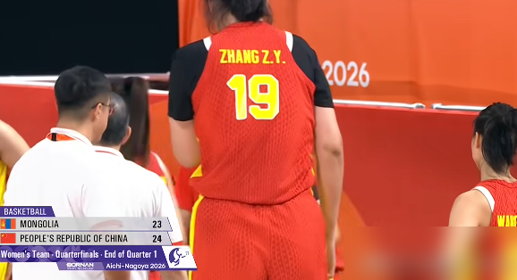 刘禹彤首发，打了3分钟，人没了。
9月24日亚运女篮1/4决赛打蒙古，她全场就1个板，半场1投0中。蒙古队外线连中三分那会儿，镜头全在她身上，扑不出去，脚下像灌了铅。
宫鲁鸣站在场边，脸是黑的。换人，没商量。
对比太扎心：张子宇那身板，移动还知道伸手；韩旭更不用提。刘禹彤被包夹后，球都出不利索