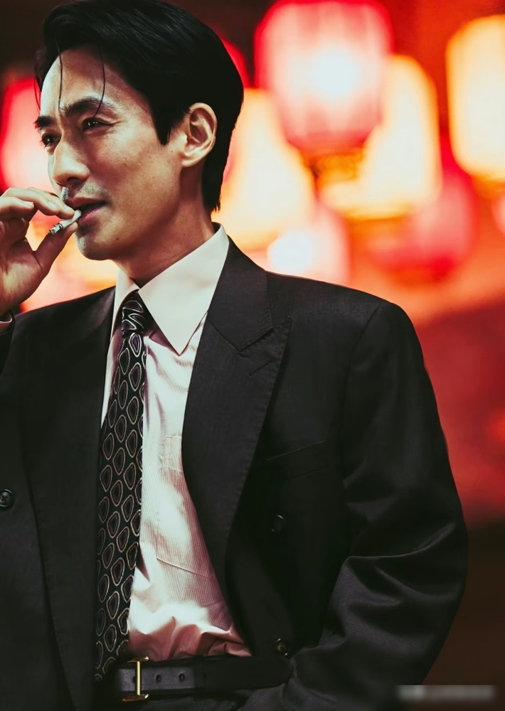 梁家辉对着镜头扔了句：这辈子能碰上朱一龙这样的对手，没遗憾了。这话重得吓人，他混圈四十年什么人没见过。
片子里一个演富商一个演悍匪，场场都是硬碰硬的心理战。朱一龙挨打戏拍到自嘲是三级片男演员，开枪那场手都在抖。
最绝的是杀青那天，梁家辉折回来说明天不会再见到你了。朱一龙回明天我去看您，第二天真去