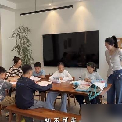 董璇二婚嫁了小11岁的张维伊，佟丽娅离婚后硬是把前夫处成了战友。这俩闺蜜凑一块儿，不聊男人，不聊片酬，就趴在桌子前头，一个盯数学题，一个看拼音本。
画面挺唬人，俩女明星素着脸，跟普通家长一样在辅导班外头耗着。其实细想，这哪是陪写作业，这是俩中年女人把日子过明白了。一个被传了多年“被家暴”，上个月刚