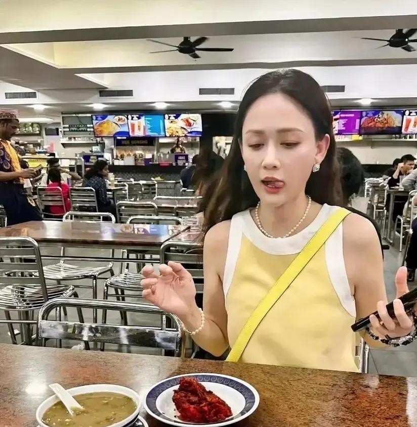 45岁陈乔恩在马来西亚路边摊吃虾，被隔壁桌连怼着拍了两张生图，一张嫩得像二十出头，另一张顶光一打，直接被说成五十岁大妈。
换做别的美女明星，团队估计连夜去联系删帖了。
当时她手上还全是海鲜酱汁，丈夫Alan蹭一下站起来想找对方理论，硬生生被她一把拉住：“先吃饭，别折腾。”
路人还在那跟同伴小声