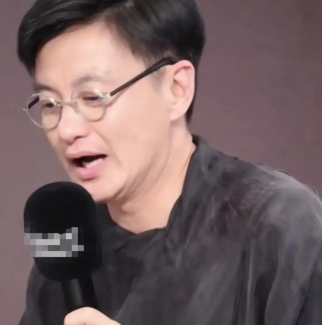 谁能想到现在红透半边天的两位演技派大佬，年轻时候跑剧组居然因为走路差点闹掰

张颂文当年有段日子死活不肯跟周一围搭伙去试戏了

周一围自己还挺纳闷，明明一开始去得好好的，怎么后来喊破嗓子也叫不动人

真相其实挺让人心酸又想笑

张颂文实在是被这哥们的体力给整怕了

去见导演递简历，八公里的路程，周一