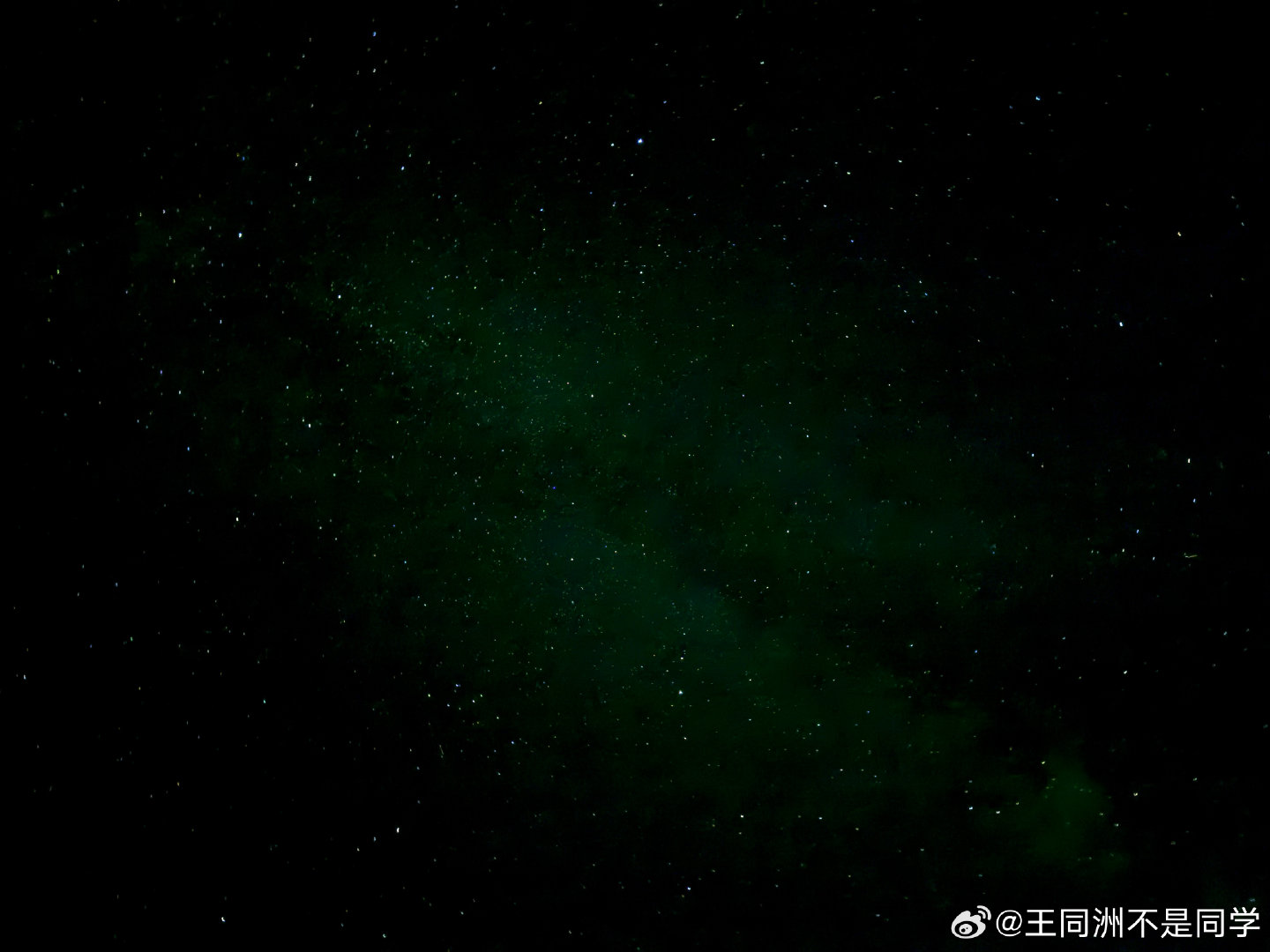 不骗人！在广袤无垠的戈壁滩上
星空，真的很好看！iPhone现在也可以了

我终于走到G331，接下来一路走祖国北边境
#我的日常plog##带着微博去旅行#  ​