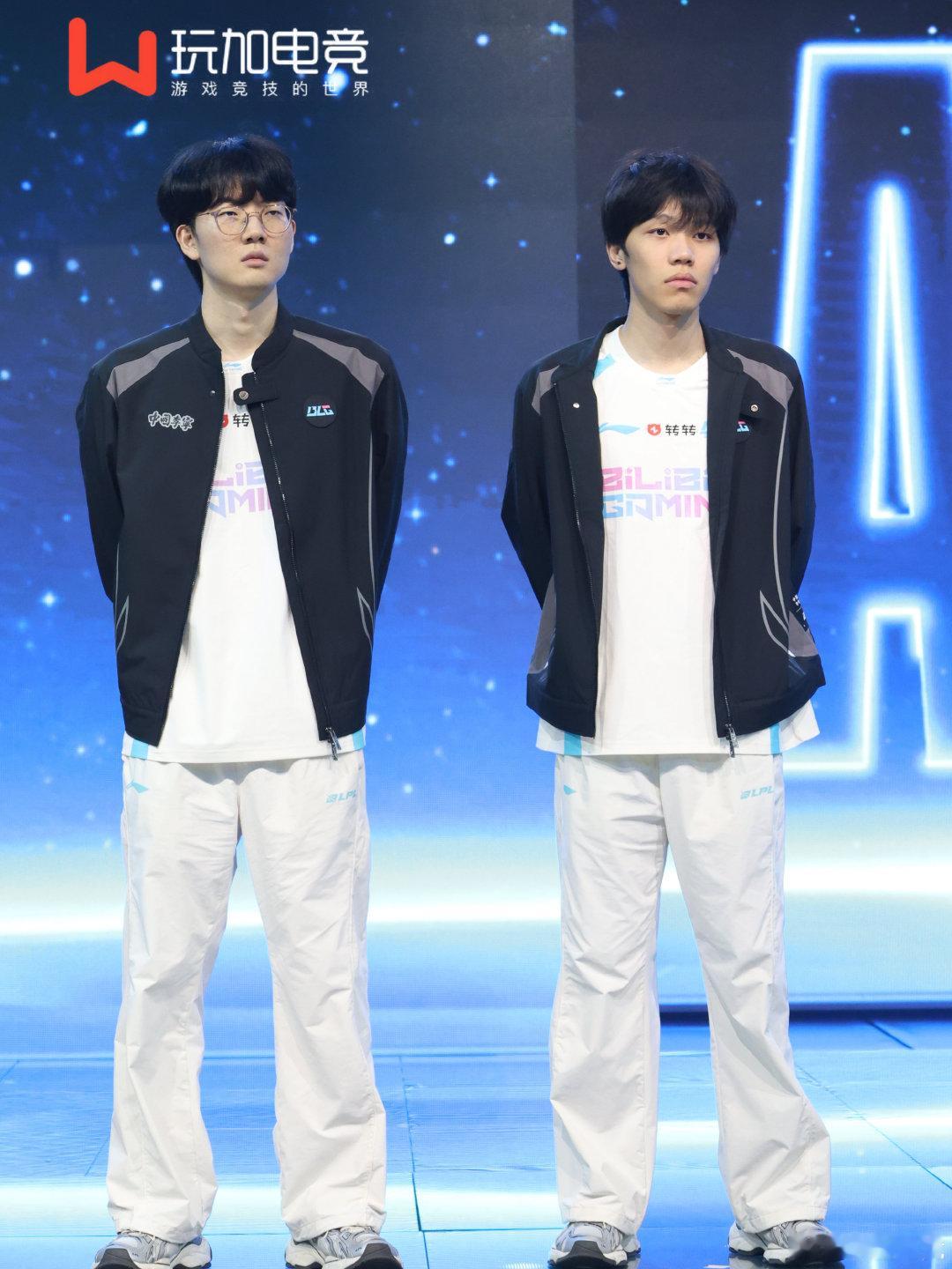 出征仪式金色的雨
和下路的你

#lpl瑞士轮现状##ig和dk同在四号池##S16参赛队伍名单# ​