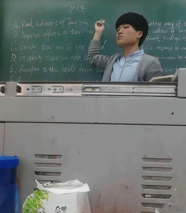 当年在新东方任教时的董宇辉 他应该没想到现在自己有多了不起吧... ​​​