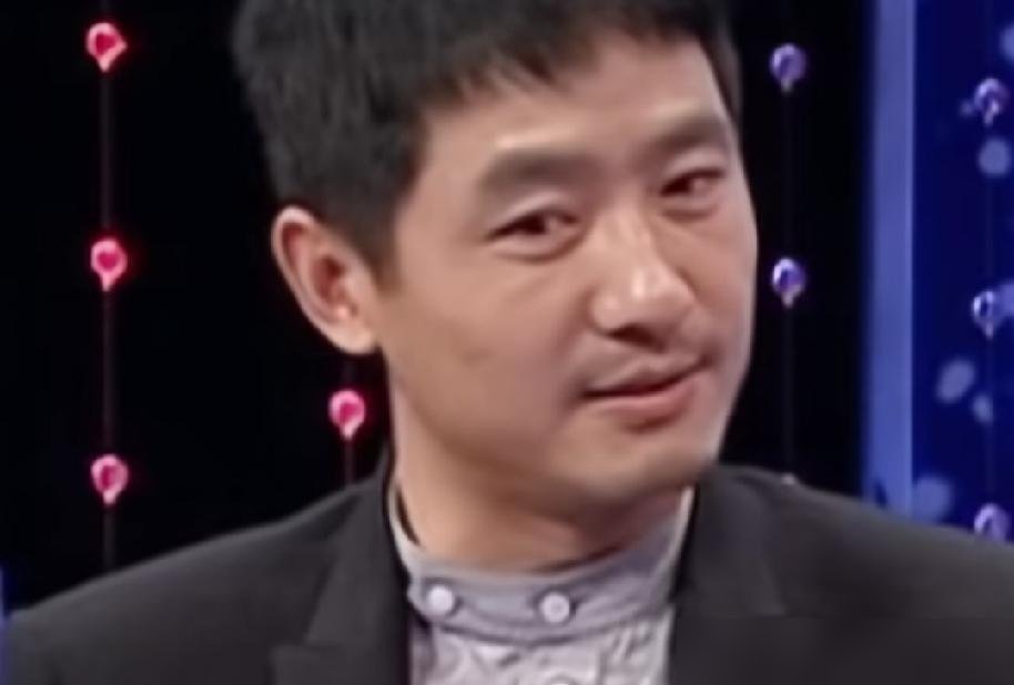 郭晓东在《披荆斩棘2026》里扛着相机给颜安、姚琛那几个弟弟拍照，被节目组封了个“郭晓东镜头下的哥哥”。

一个五旬大叔，混在一群能唱能跳的小年轻中间，自嘲是“葫芦娃的爷爷”。
可谁还记得，这个在舞台上跟郭富城隔空飙《狂野之城》的男人，户口本上至今躺着一个叫“郭广习”的名字。
他哥叫郭广学，