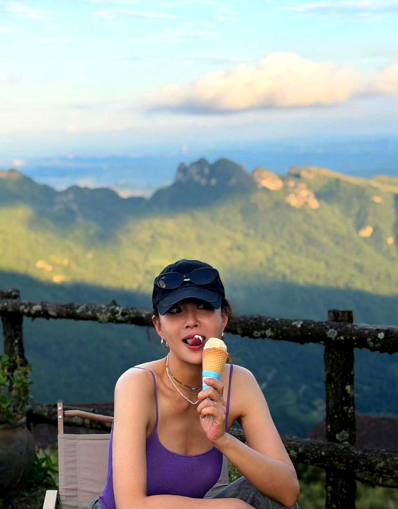 殷桃晒出入秋前的三张碎片照，我看完忍不住想聊两句。
第一张，山顶吃冰淇淋，伸舌头舔一口，小女生劲儿十足；这类俏皮动作，有人觉得可爱，我倒有点不习惯，可能审美不同吧。

第二张背影直接封神，线条紧致、比例在线，这身材管理把中年自律写在背上，穿啥都好看。

第三张是妥妥的文艺片：茅草屋、蓝天白云，她随便