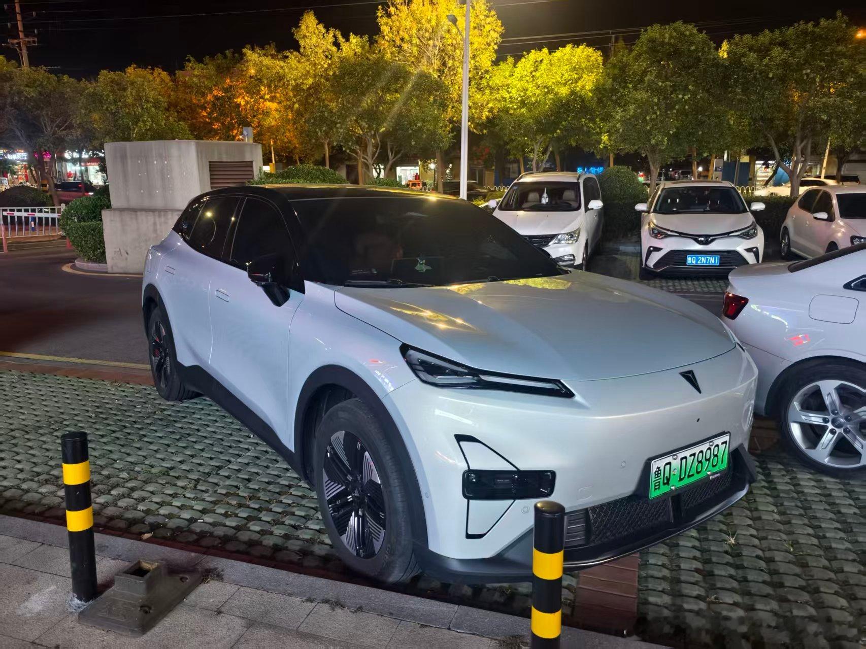 第一次开深蓝S05自驾，出发前还真有点紧张。以前开油车跑长途，总惦记检查这检查那，这回换了电车，反倒不知道从哪下手。最后只带了瓶水、连上导航，就出门了。

目的地是隔壁市的古镇，来回两百多公里。上了高速才发现，这车比我想的稳。方向盘不飘，底盘过起伏路段很干脆。HUD把速度和导航投在前挡上 ​