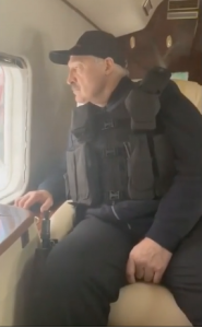 罕見! 俄媒稱盧卡申科穿作戰背心、手握步槍乘直升機返回明斯克官邸-圖2