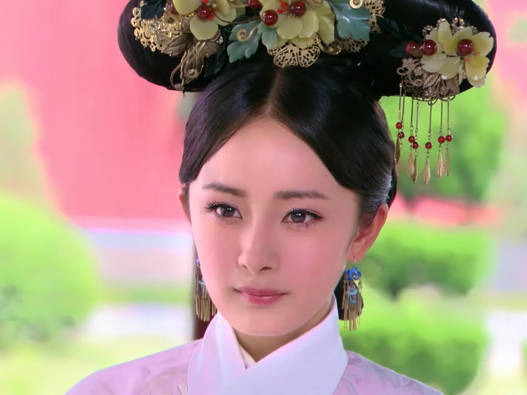 救命…突然发现她对面的三个人都爱过她！