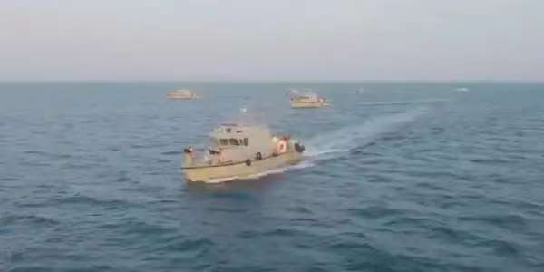 ——沙特、也门政府联军海军舰艇已经抵达曼德海峡，正在拦截胡塞武装舰艇，并摧毁胡塞武装海军舰艇，红海沿岸的激烈战斗还在进行中……。

胡塞武装再也没得封锁曼德海峡的机会了，伊朗俄罗斯等轴心国失去了一张威胁世界的王牌。 ​