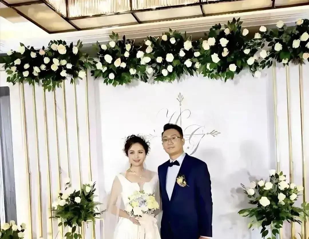 37岁离世的龚爽让无数人心里发堵，很多人私下里还在打听，她是不是留下了年纪尚小的娃娃

她和丈夫何嘉炜从2018年结婚到2026年，身边始终没有一儿半女

不是身体原因，也不是哪一方打定主意丁克，纯粹是龚爽一心扑在舞台上，总想着等事业再攀一个高峰，再踏踏实实备孕

换作寻常日子里的柴米夫妻，男方哪怕