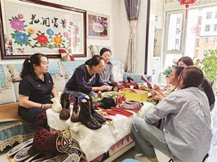 【刘先锋：一针一线守乡韵 二十四载守匠心】  刘先锋带动身边妇女一起学...