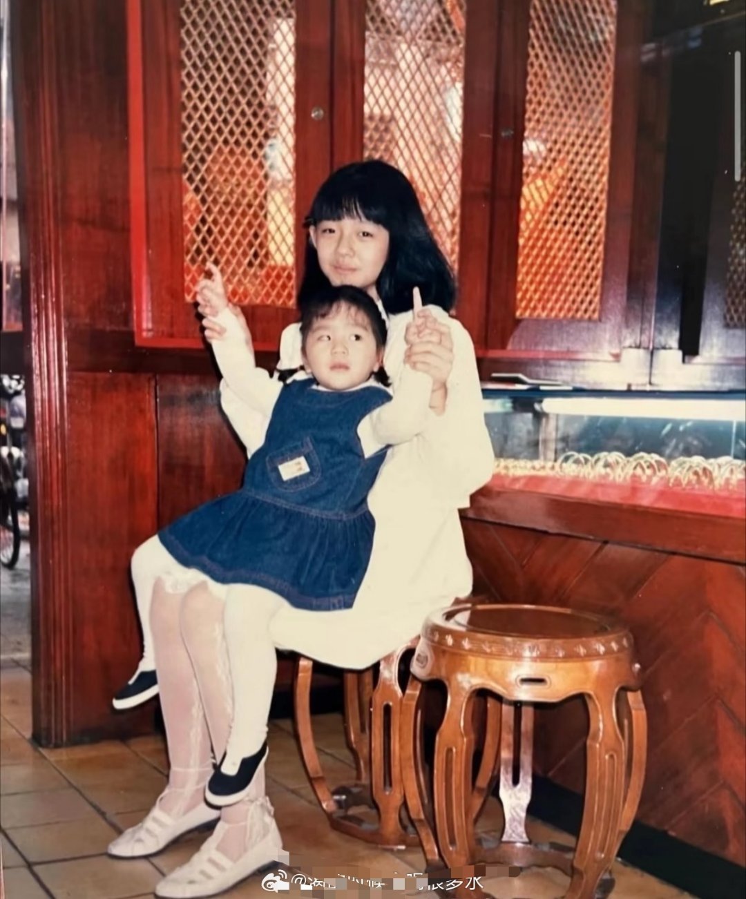 大S坐在自家银楼里，神情像个小大人，从她身上的鞋子袜子便能看出她从小就活得精致 ​