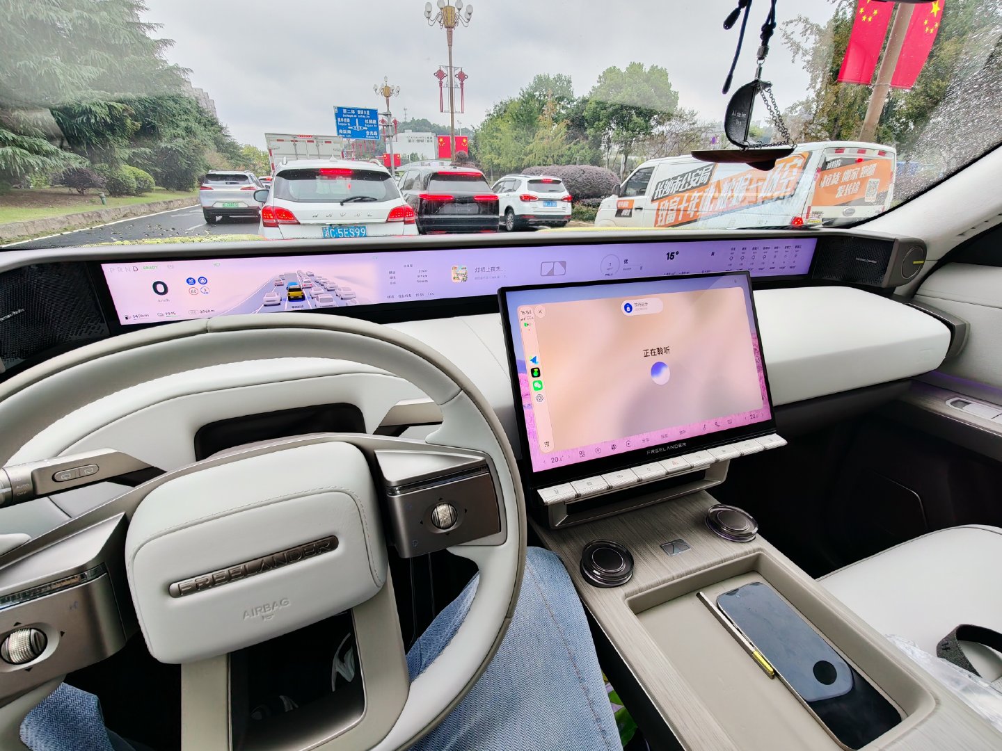 神行者 8 的车机支持苹果的 Carplay，连上之后还能用 ChatGPT 聊天，挺有意思的。 ​