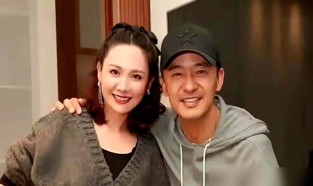 都说是程莉莎命好，嫁了个老实人。
扯淡。
郭晓东当年穷怕了，自卑到骨子里，一觉得配不上她就玩消失，前前后后甩了她二十多次。最狠的一回，程莉莎捧着花去找他，他当面把花扔地上，扭头就走。两人断联了整整两年。
转机是06年圣诞节，程莉莎看完演唱会，在停车场一眼认出他那辆车。闺蜜推着她去敲车窗，这才把