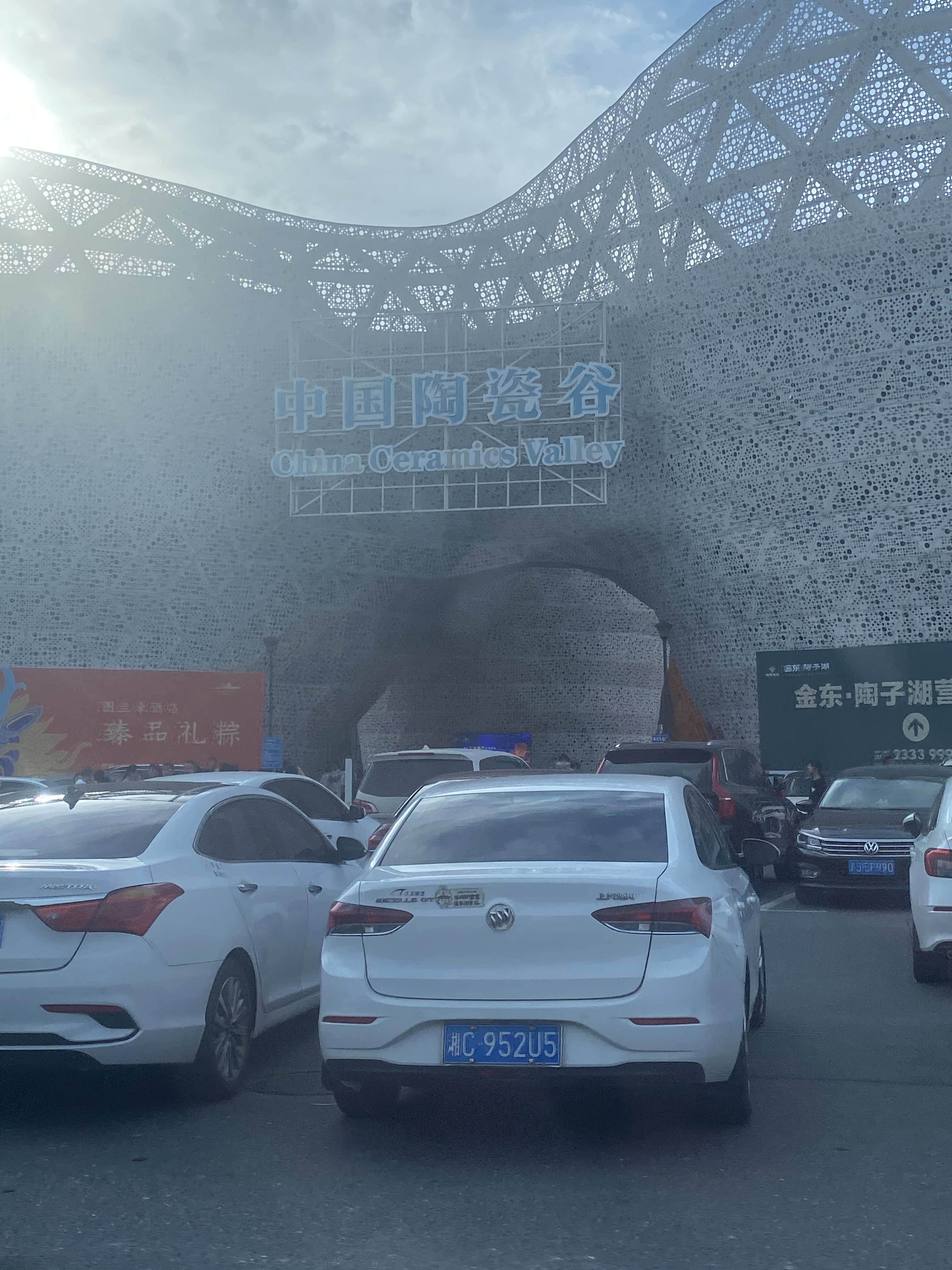 3万以内想挑省心的自动挡二手车，真的别乱碰冷门车型，我身边朋友踩过的坑能列半页纸。
首推2014-2016年左右的本田飞度1.5L CVT版行情普遍在2.5-3万之间，地球梦发动机除了常规换机油机滤几乎没毛病，市区油耗能压到6个以内，哪怕拿