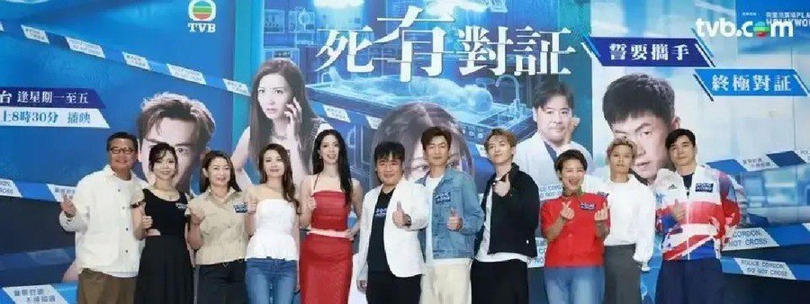 2019年港姐亚军王菲，2026年9月5日订婚。男方是环星唱片太子爷张子丰。订婚后第一次公开露面，她说婚后继续拍亲密戏，不退出。
这话是她在《死有对证》宣传活动上说的。那天她穿低胸瑜伽服做瑜伽。港媒的标题写，王菲低胸做瑜伽，扬言婚后继续拍亲密戏。
按港圈以前的规矩，女演员订婚，下一步就是减产。再下一