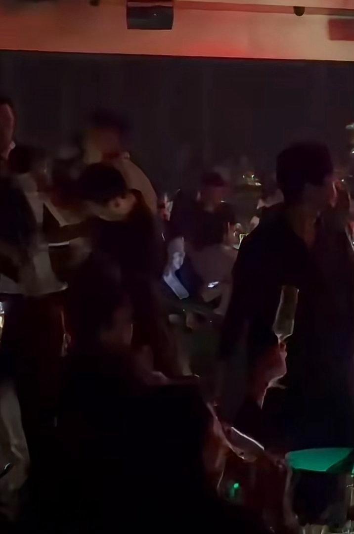 网友在上海酒吧偶遇小S！！​ ​​​