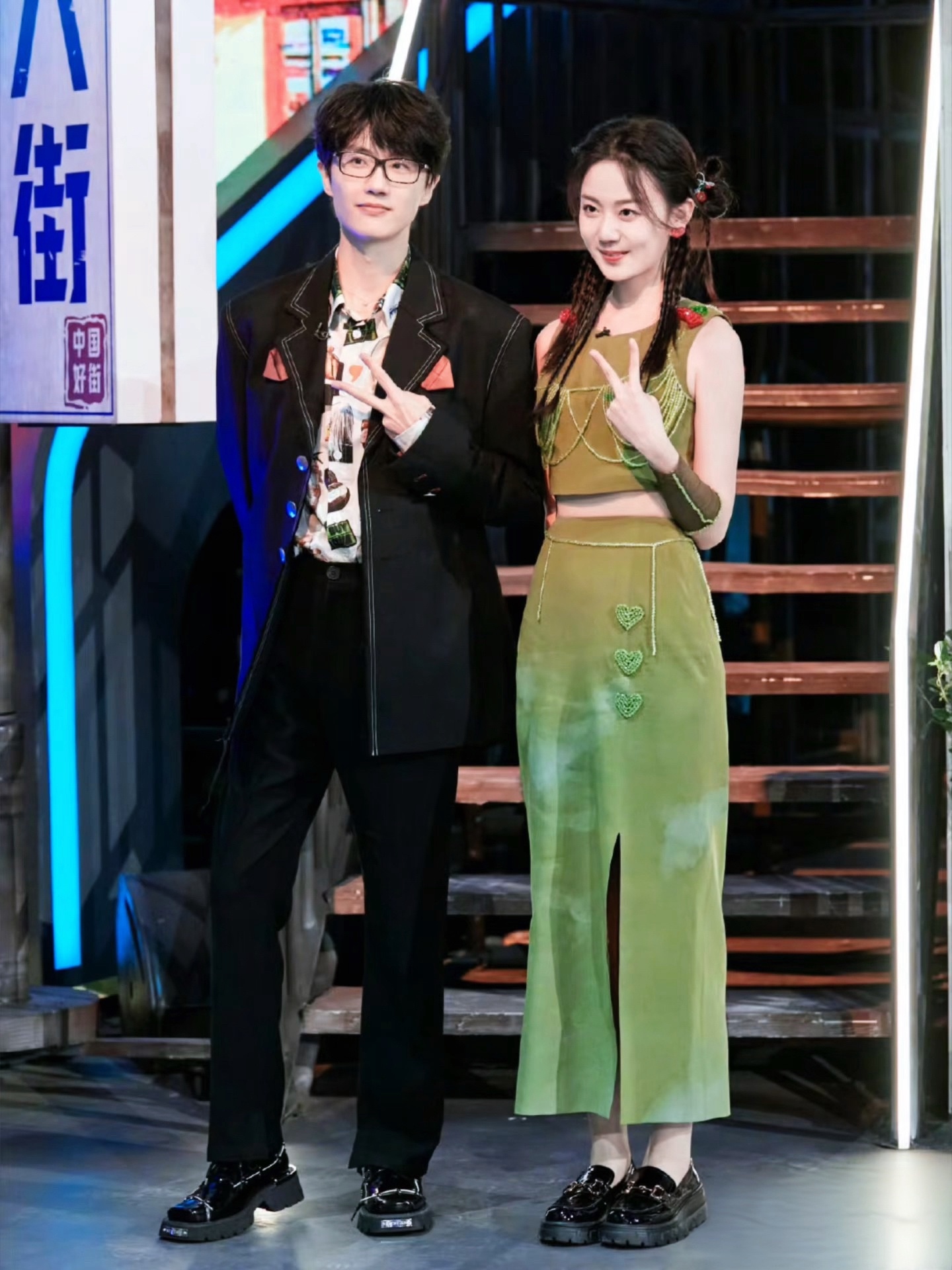 40岁的许嵩给男人们上了一课，
不管你开宝马，还是开比亚迪，
最吸引女人的，不是颜值，也不是钱，而是实打实的才华！

当年网络乐坛火遍大江南北，21岁的许嵩，凭一己之力写出《清明雨上》《断桥残雪》《南山忆》这些封神金曲，火遍全网，一首首经典歌曲陪伴了一代人的青春。

这么多年，他低调踏实，不炒作不蹭