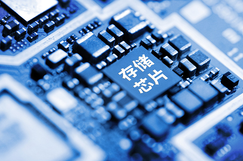 之前总有人猜未来最缺的是黄金、核心地段的房子，或是被炒了几十年的石油，结果翻完行业数据才发现，真正卡脖子的全是平时不起眼、但整个现代社会根本离不了的底层资源。
AI狂飙的当下，存储芯片的紧张局面行业大佬都预判至少要持续到2027年，三星、SK海力士这些头部厂商就算砸钱扩产，落地也得耗上至少两年，大量