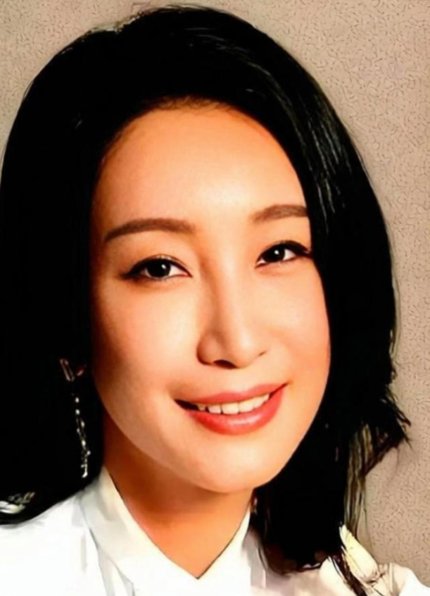 秦海璐在录影棚对郭麒麟说：“我给你生个弟弟。”郭德纲就坐不远处。这话不好接，聊下去牵扯亲爹隐私，不接又像不给干妈面子。郭麒麟双膝一软跪下去，搂住秦海璐的腿喊：“妈，您饶了我吧。”全场哄笑，郭德纲也笑了。这一跪不是剧本，是德云社后台练出来的分寸。不碰亲爹隐私，不驳干妈面子，用“妈”这个称呼把风险封住。