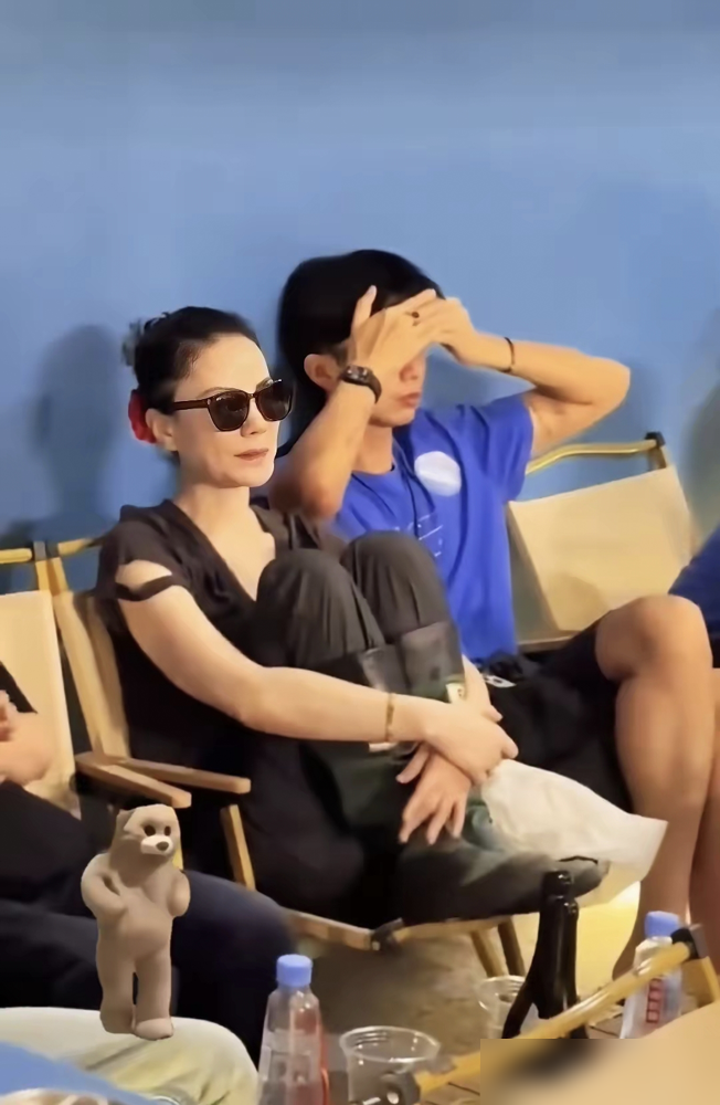 同样是女明星把脚放台上，双标居然离谱成这样！
王菲在女儿演唱会上穿鞋踩椅背，全网夸她随性真性情不装。
孙怡浪姐直播候场，脚只是搭在没人的侧边台阶，被角度误读成踩椅子，直接被骂上热搜没素质没教养。
哪怕后续现场工作人员出来澄清误会，她本人直白回怼我在家还抠脚呢，不爱看划走，骂声还是没消多少。