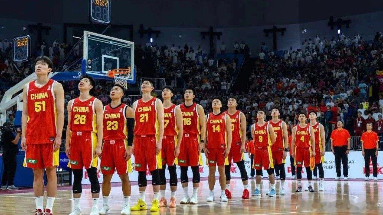 #中国男篮vs黎巴嫩男篮# 

中国男篮 VS 黎巴嫩！硬仗来了
今晚七点半，世预赛焦点大战开打🔥
中国男篮主场迎战黎巴嫩，这一场真的输不起！
对手可不是软柿子
上一场黎巴嫩 19 分大胜韩国，全队对抗凶狠、外线火力猛，就算缺少阿拉基依旧实力强劲。
小组第一的黎巴嫩，我们想要牢牢握住世界杯出线主动 ​