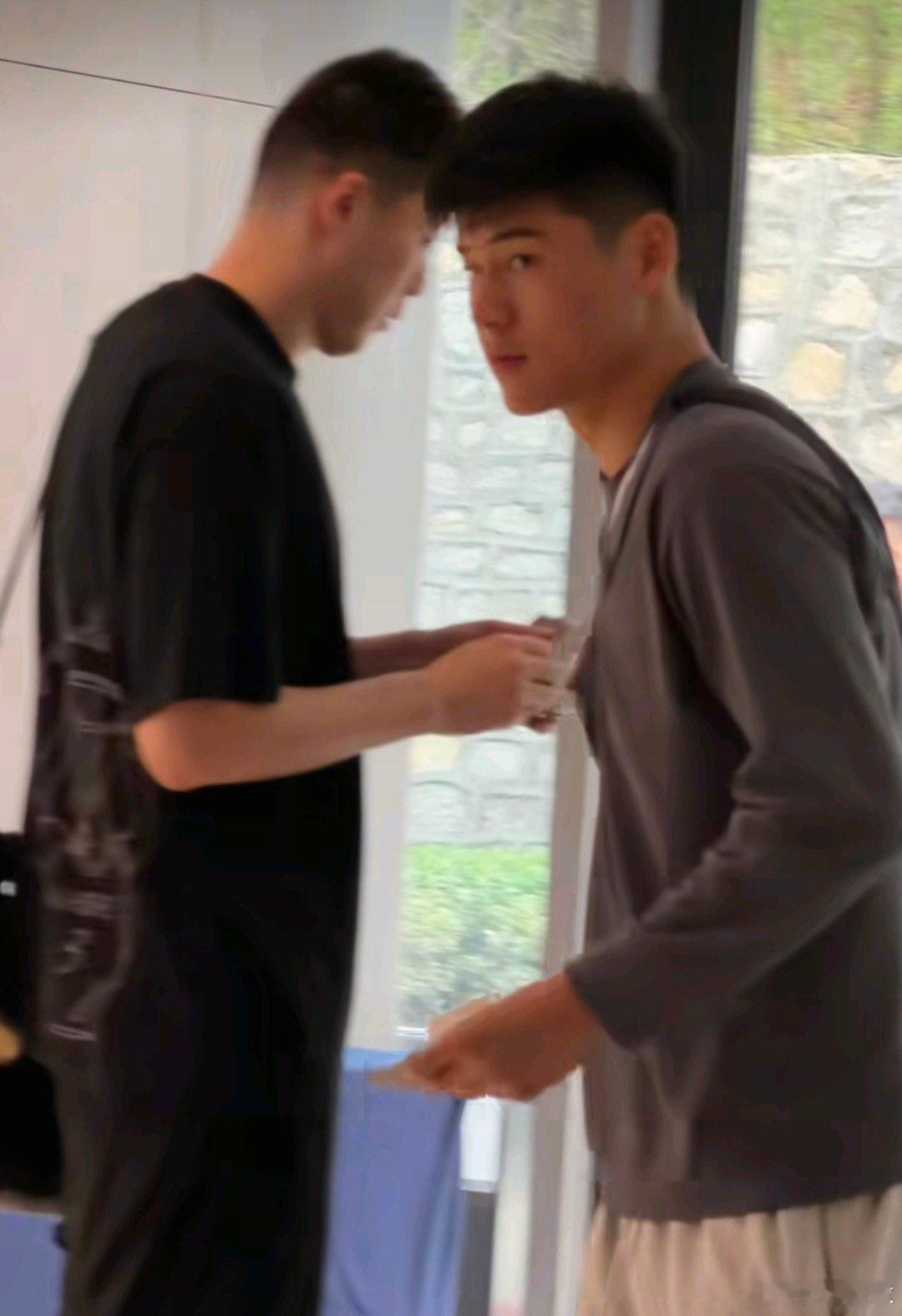 广东男篮大部队已经抵达青岛，准备参加新赛季CBA体测，胡明轩、崔永熙和焦泊乔三名国手直接免测，杨腾飞凭借上赛季体测成绩在联盟前10%同样获得免测资格，加油争取全员一次过 ​