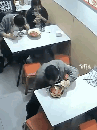 底层人何苦为难底层人！近日，安徽合肥一男子进店吃麻辣香锅，万万没想到，正当他吃的津津有味时，一根头发竟从碗里冒了出来，真是太影响食欲了！
 
换作别人，可能当场就拍桌子了，饭也不吃了，喊老板过来看，轻则免单，重则按食品安全法要赔偿，这位顾客却没这么干，他低头看见碗里那根头发，没吱声，默默挑出来放到桌